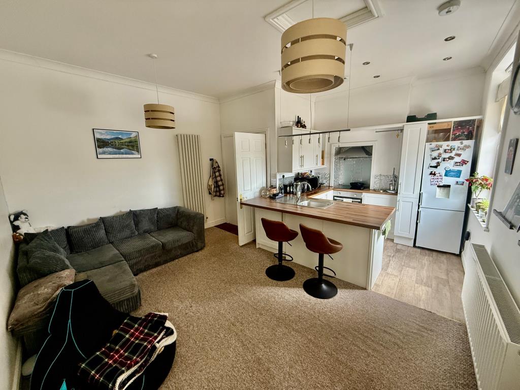 Lot: 72 - MIXED USE INVESTMENT - VACANT SHOP, FIVE FLATS, FIVE PARKING SPACES AND SEVEN STORES - Flat three living room and kitchen